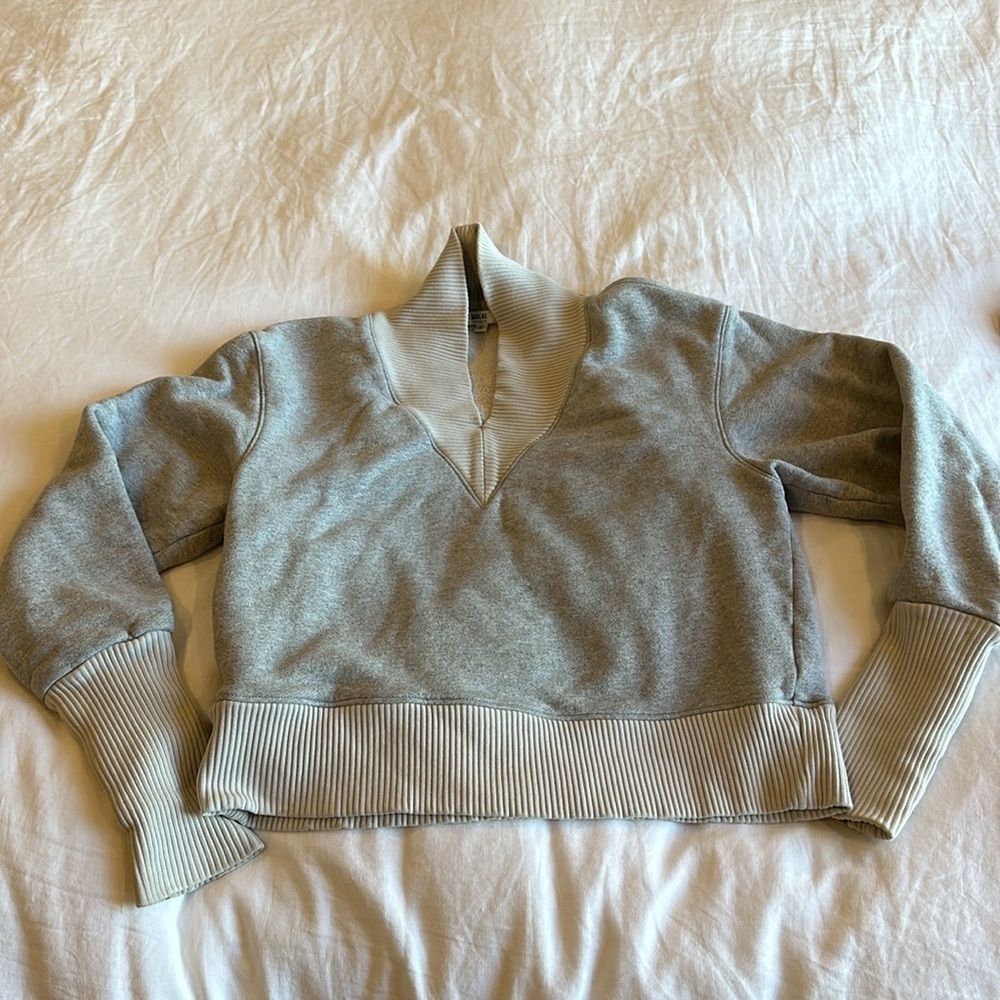 AGolde gray sweater size small​​​​​​ - Picture 4 of 5